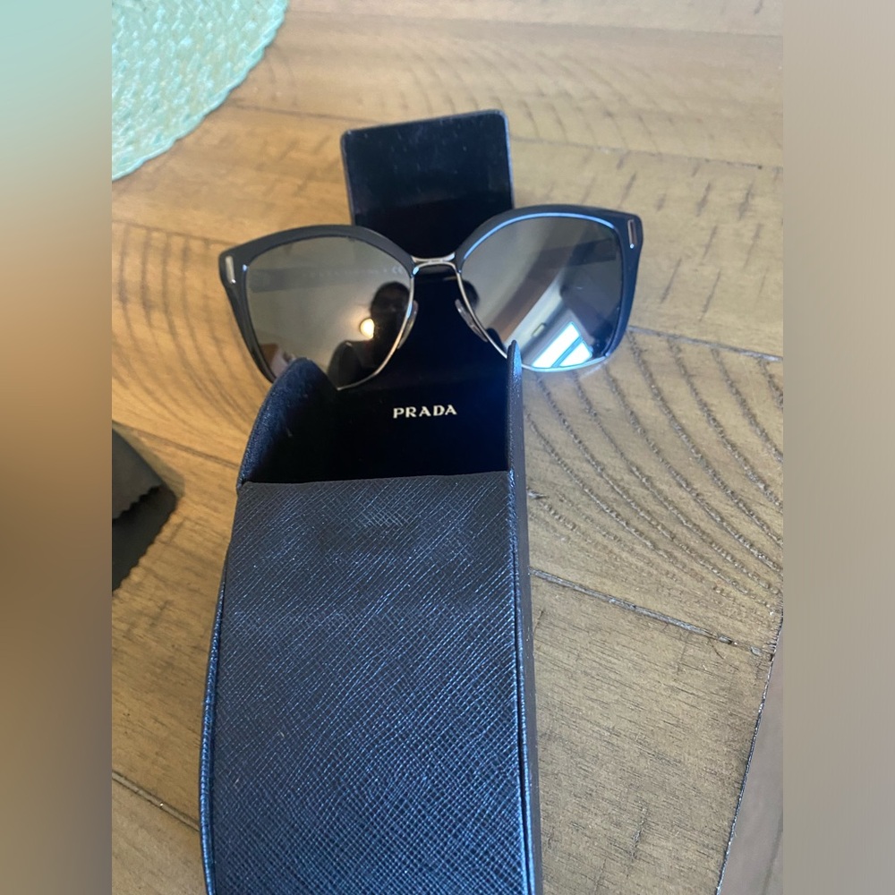 SUNGLASSES